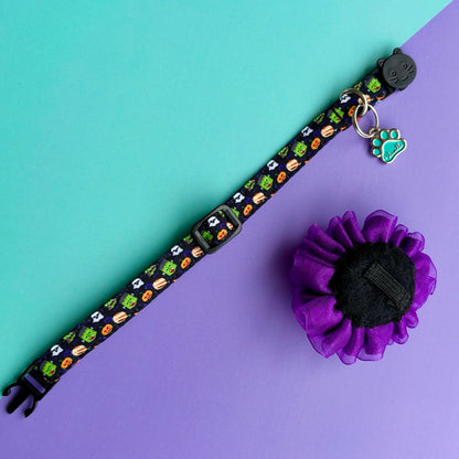 Reverso de la flor de tul morada con elástico para insertarla en el collar Halloween Monstruos