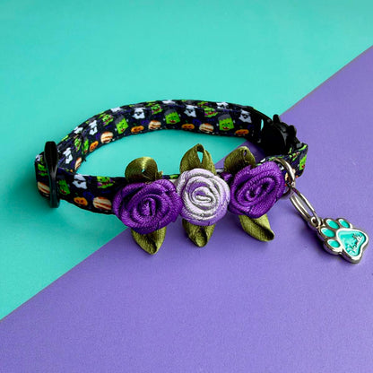 Collar para gatos Halloween Monstruos con tres rosas moradas y lila, sobre fondo aguamarina y lila