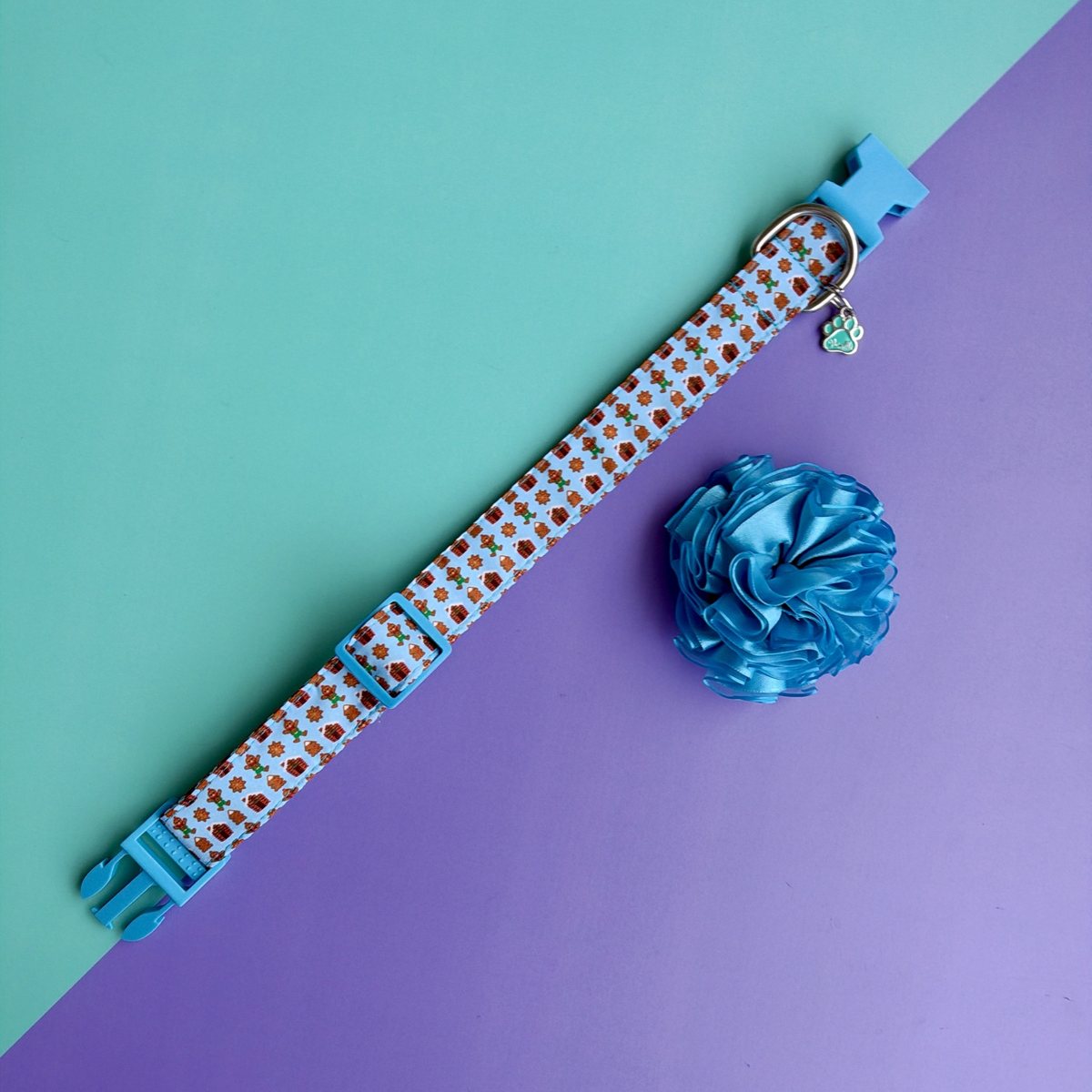 Collar para perro con flor seda Dulce Navidad, flor azul desmontada junto al collar