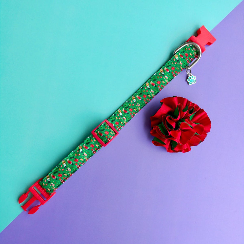 Collar Cascanueces con la flor bicolor roja y verde desmontada