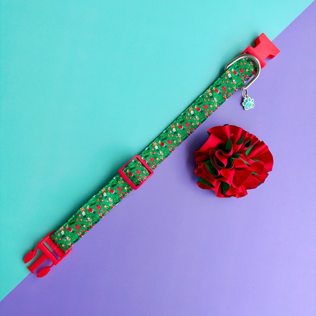 Collar Cascanueces con la flor bicolor roja y verde desmontada