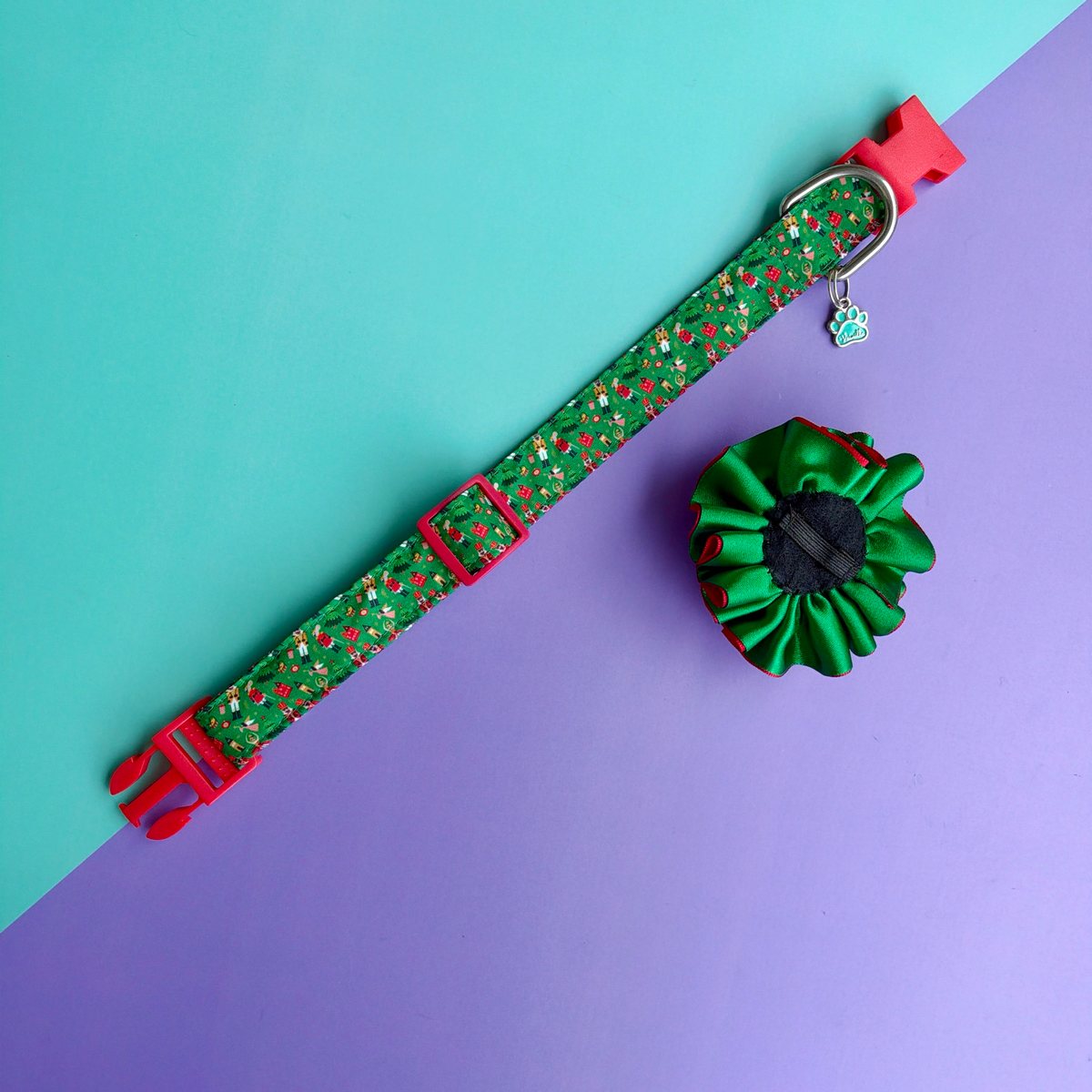 Reverso de la flor bicolor con elástico del collar Cascanueces