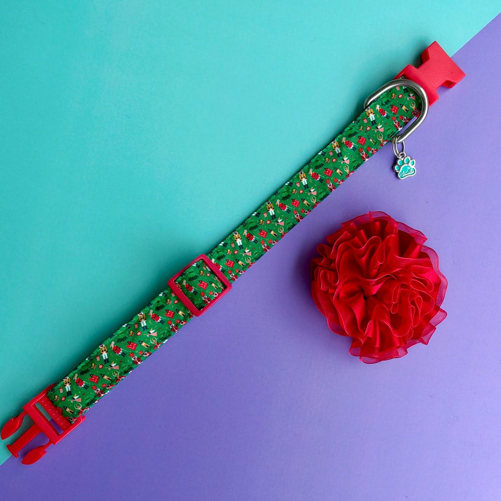 Collar Cascanueces con la flor tul roja desmontada
