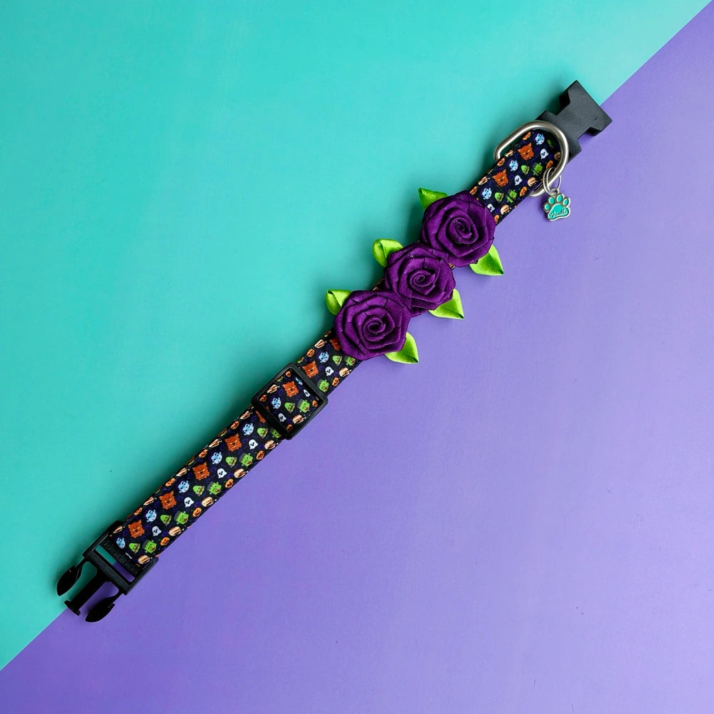 Collar para perros Halloween Monstruos abierto con tres rosas moradas y hojas verdes