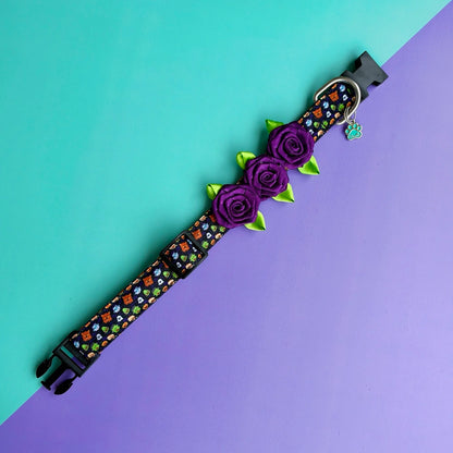 Collar para perros Halloween Monstruos abierto con tres rosas moradas y hojas verdes