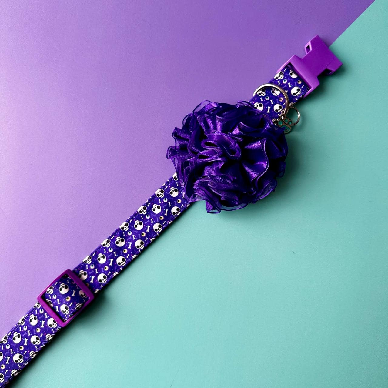 Collar para perros calaveras con flor tul morada
