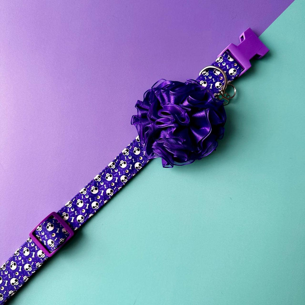 Collar para perros calaveras con flor tul morada