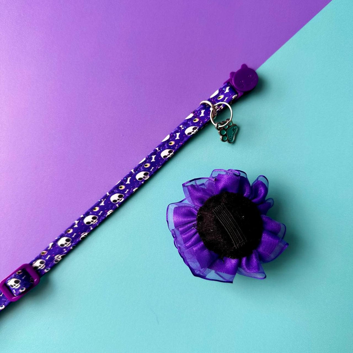 Collar para gatos halloween calaveras con flor tul morada