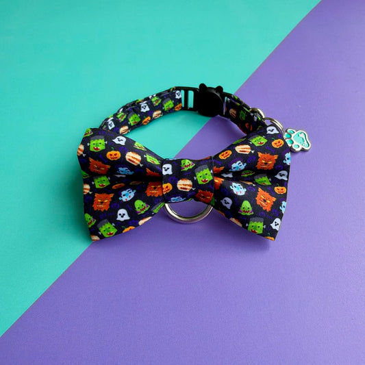 Corbatín para gatos Halloween Monstruos armado con collar, sobre fondo aguamarina y lila