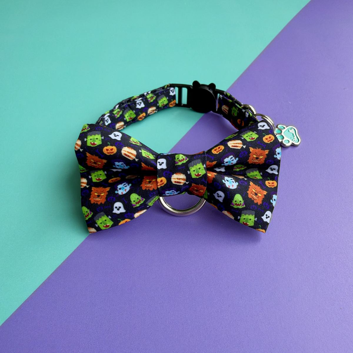 Corbatín para gatos Halloween Monstruos armado con collar, sobre fondo aguamarina y lila