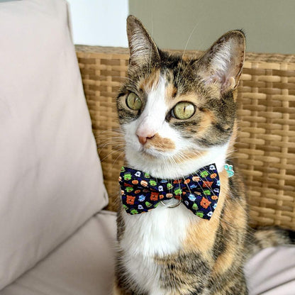 Gata tricolor usando el corbatín Halloween Monstruos de Vainilla Mascotas
