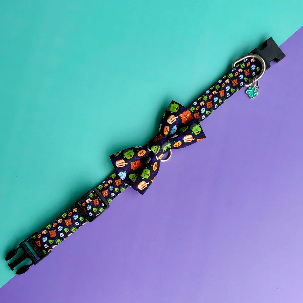 Collar para perros Halloween Monstruos extendido con corbatín instalado