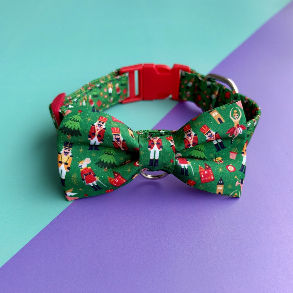 Corbatín para perro de Navidad Cascanueces con collar, vista frontal