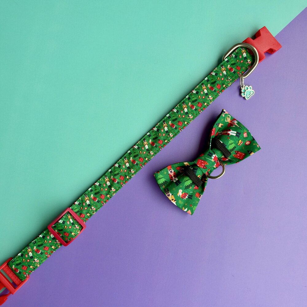 Reverso del corbatín para perro de Navidad Cascanueces con elásticos de sujeción