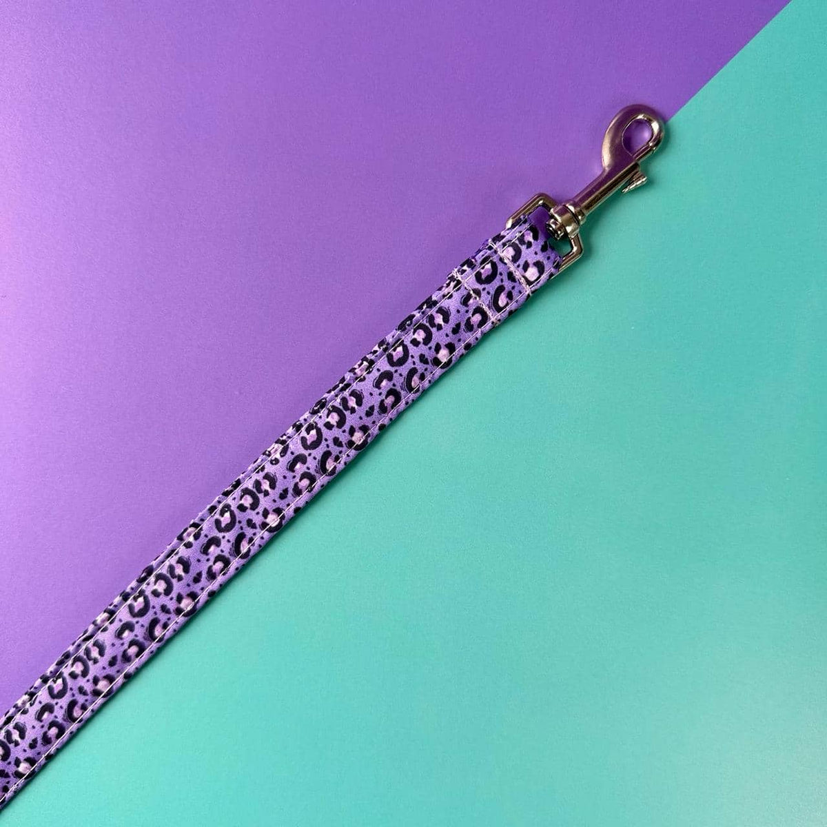 Detalle del mosquetón de la correa Animal print para gatos