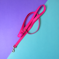 Correa para perros manos libres y extra larga en goma impermeable fucsia