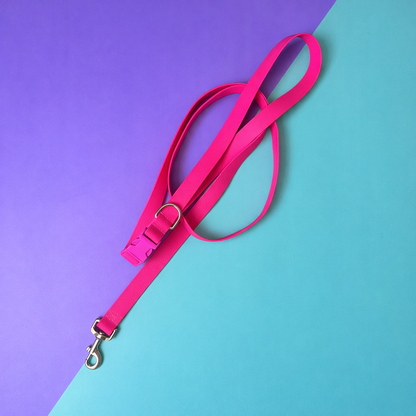 Correa para perros manos libres y extra larga en goma impermeable fucsia