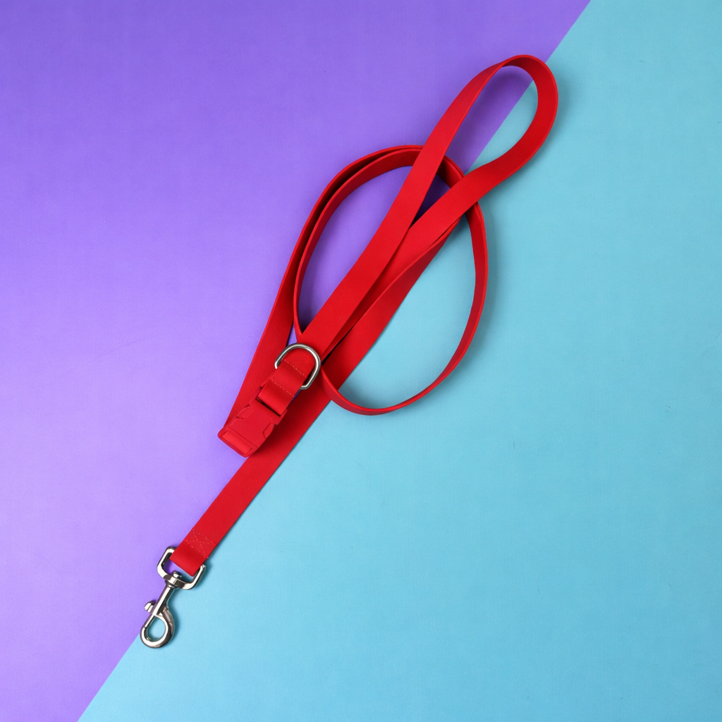 Correa para perros manos libres y extra larga en goma impermeable roja
