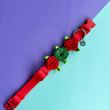 Collar para perros en goma impermeable rojo con rosas de Navidad