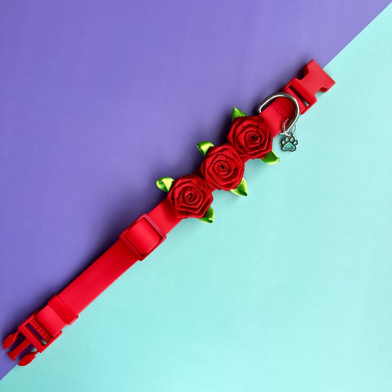 Collar para perros en goma impermeable rojo con rosas