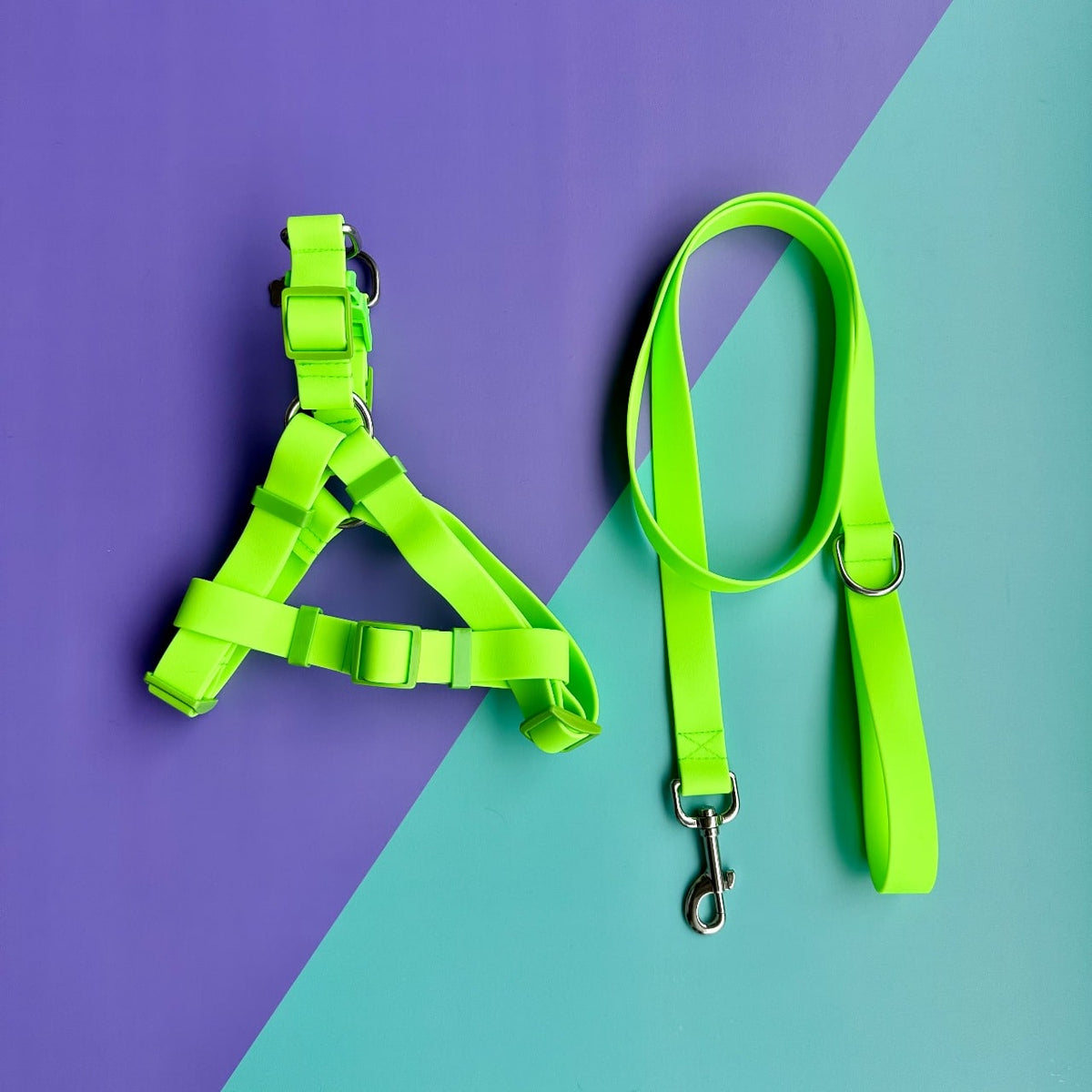 Arnés para perros en goma impermeable step in verde neón con correa