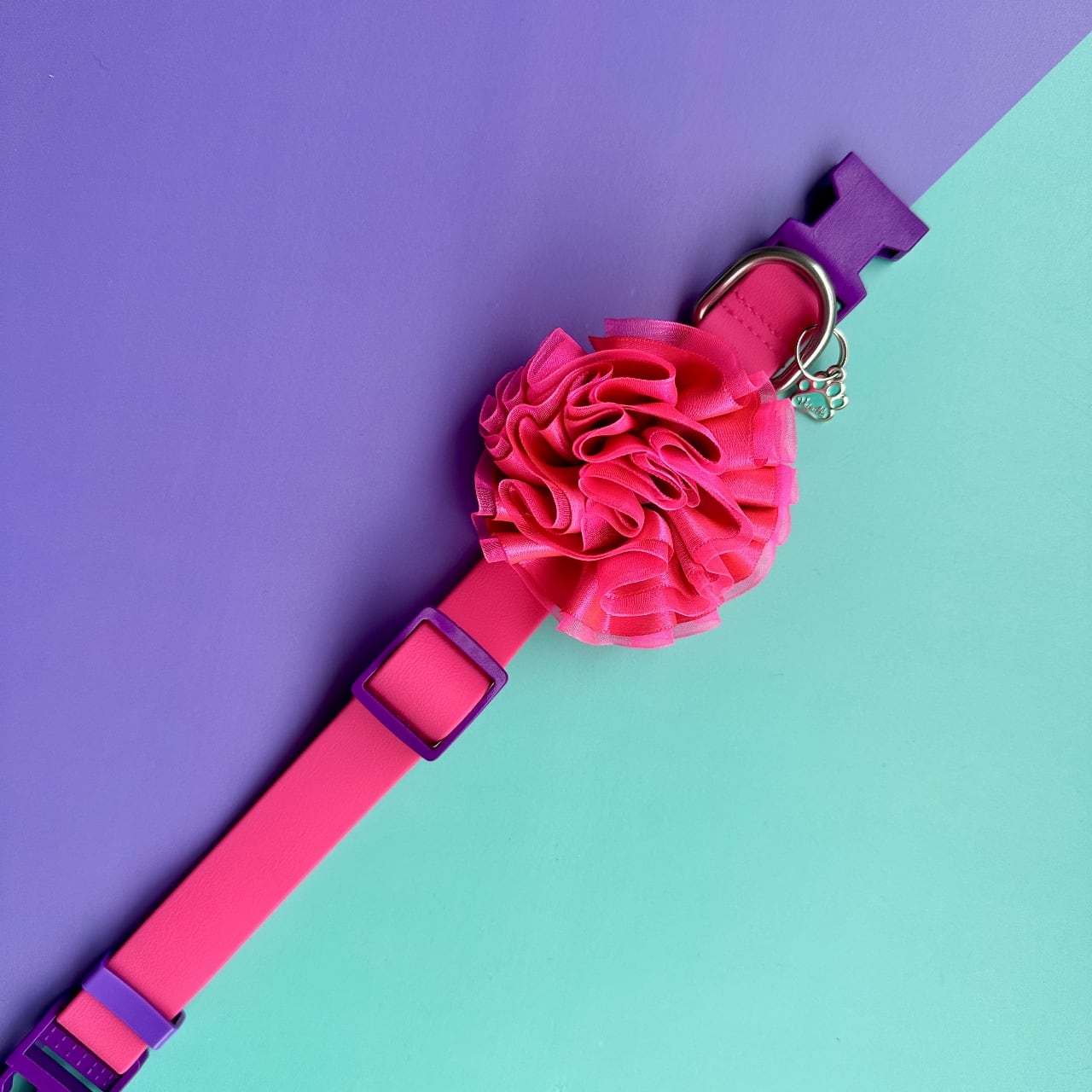 Collar para perros en goma impermeable fucsia y morado con flor tul fucsia neón