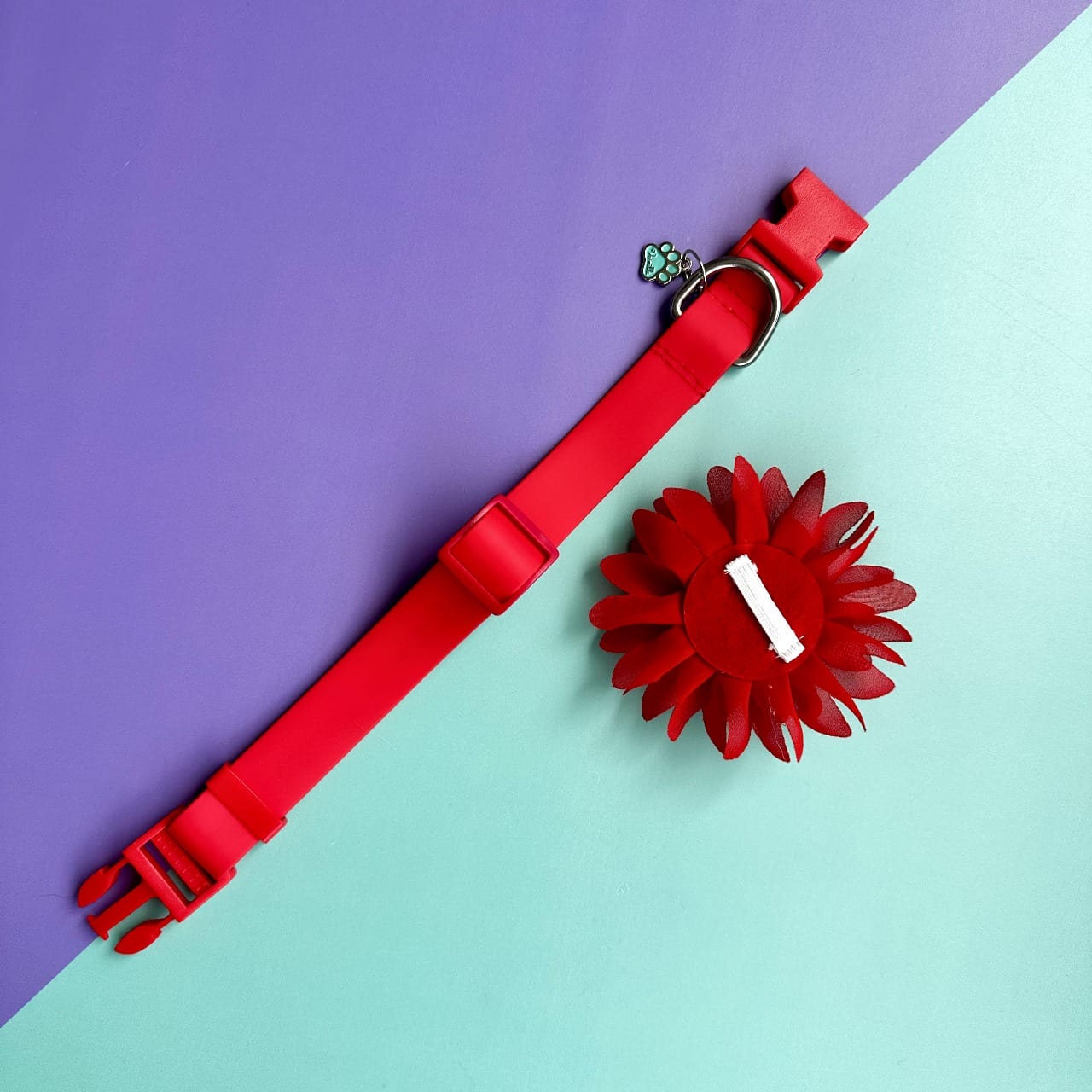 Collar para perros en goma rojo con flor seda