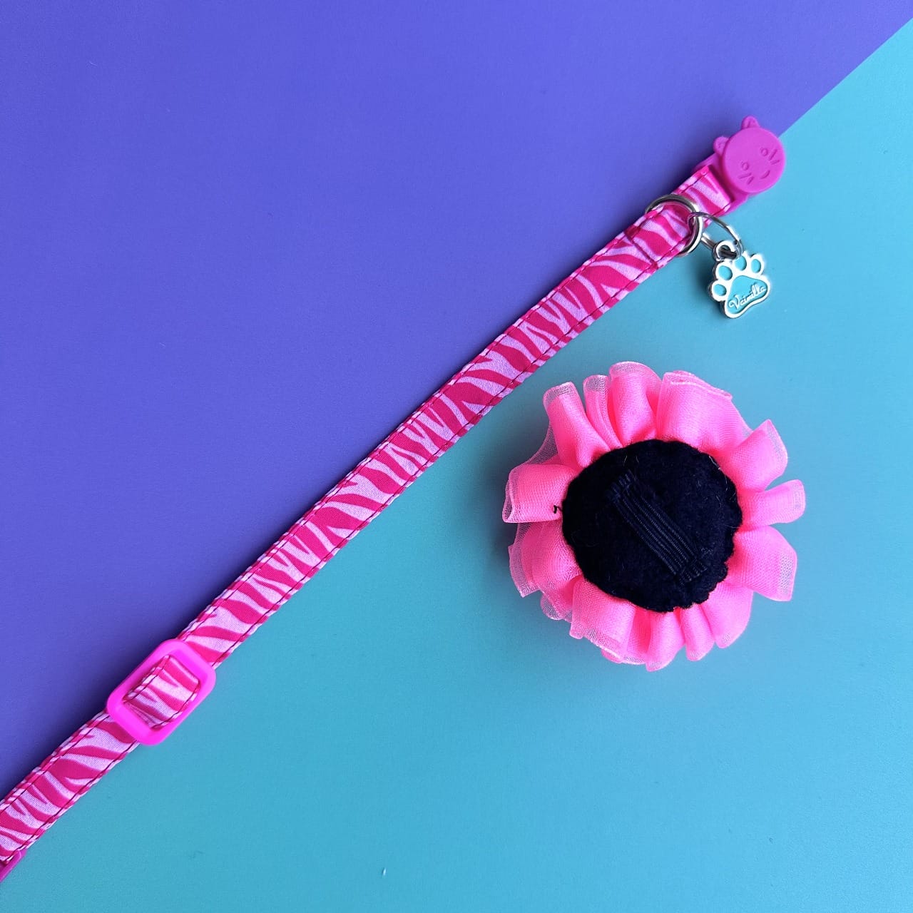 Collar para gatos Cebra fucsia con flor tul rosado neón
