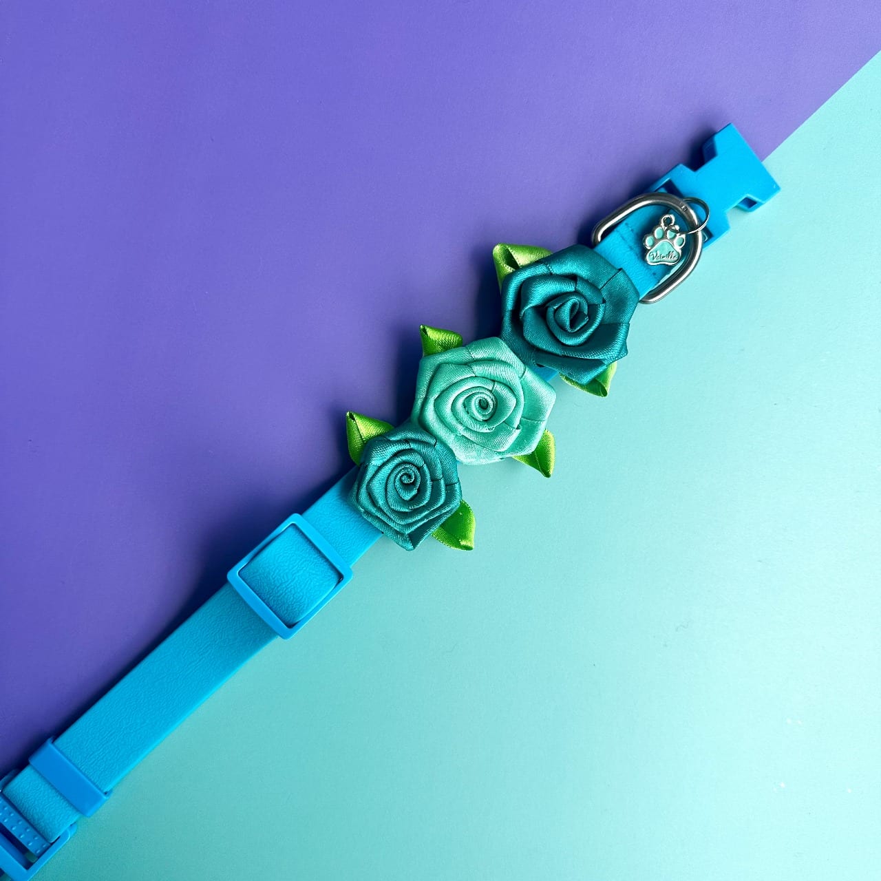 Collar para perros en goma impermeable turquesa con rosas