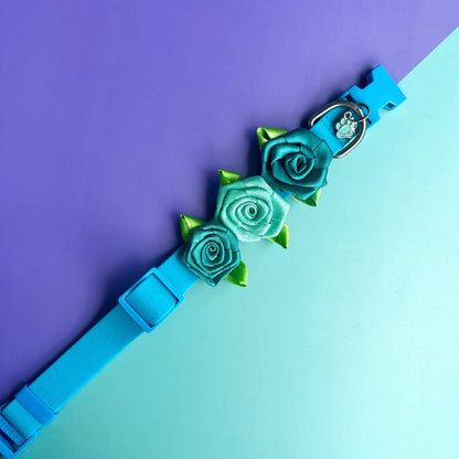 Collar para perros en goma impermeable turquesa con rosas