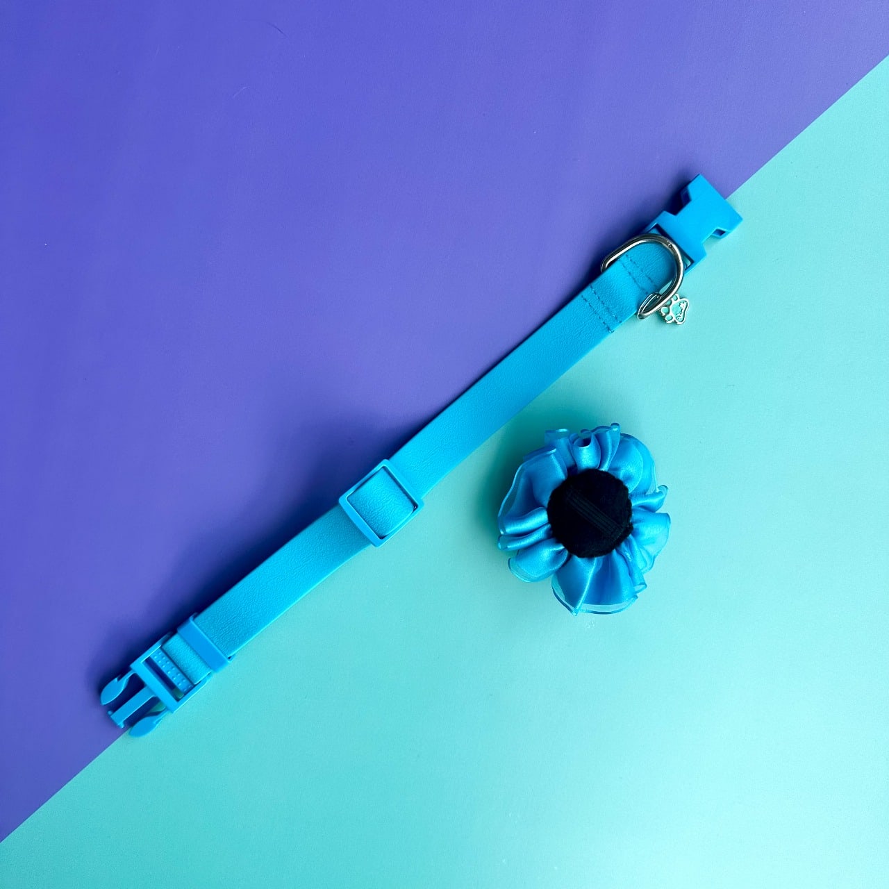 Collar para perros en goma impermeable turquesa con flor tul