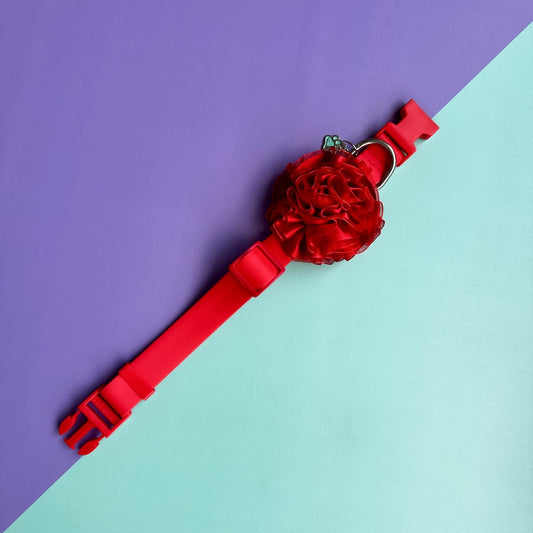 Collar para perros en goma impermeable rojo con flor tul