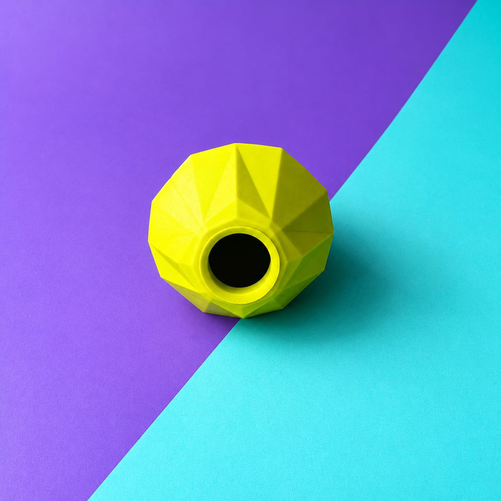 Juguete pera verde con abertura para galletas y snacks