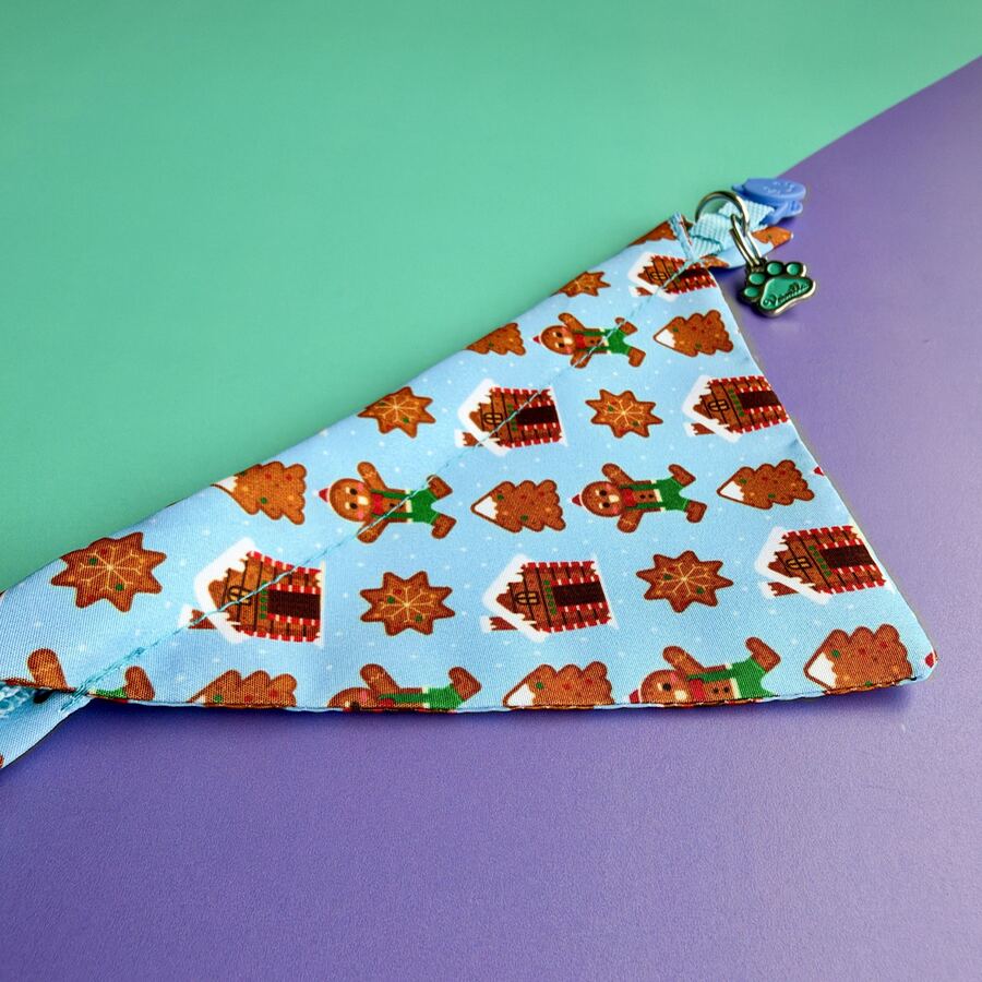 Detalle del estampado de la pañoleta para gato Dulce Navidad