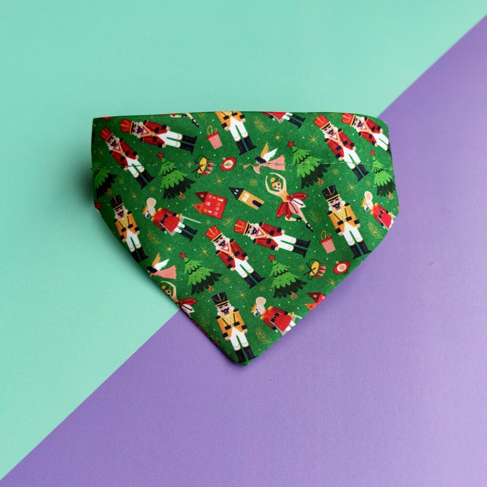 Pañoleta para gato de Navidad Cascanueces, vista frontal