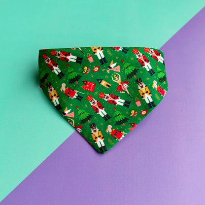 Pañoleta para gato de Navidad Cascanueces, vista frontal