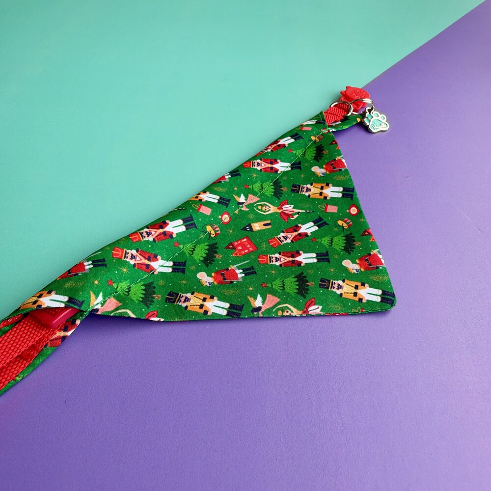 Detalle del estampado de la pañoleta para gato Cascanueces
