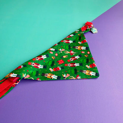 Detalle del estampado de la pañoleta para gato Cascanueces