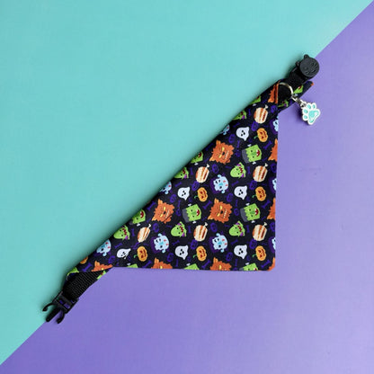Pañoleta para gatos Halloween Monstruos con collar negro y broche, sobre fondo aguamarina y lila