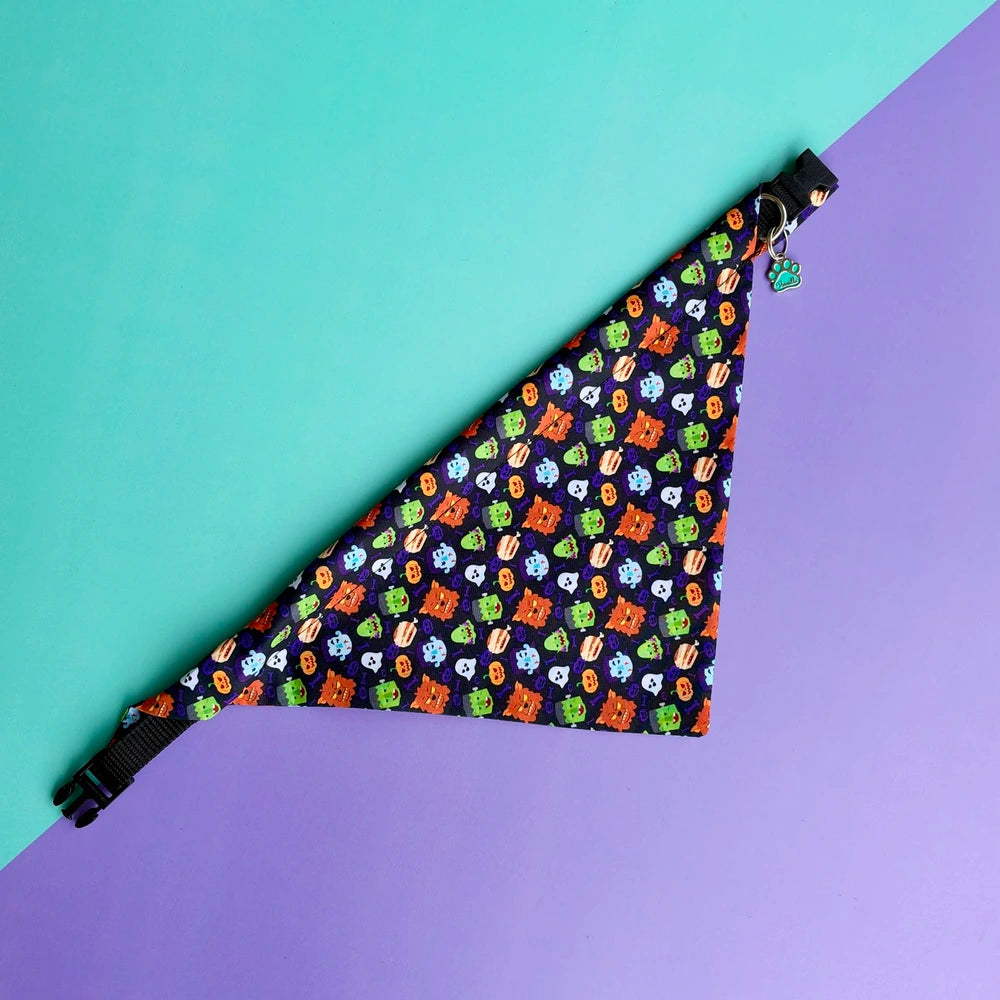 Pañoleta Halloween Monstruos para perros extendida con collar ajustable y broche