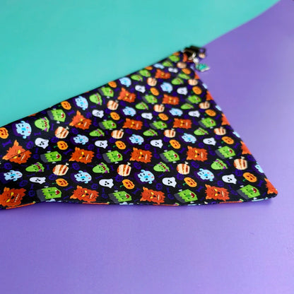 Detalle de la tela y costuras de la pañoleta para perros Halloween Monstruos