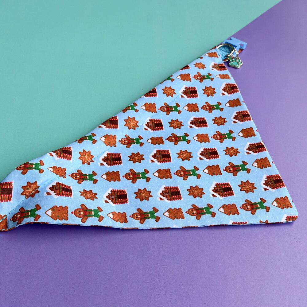 Detalle del estampado de la pañoleta para perro Dulce Navidad