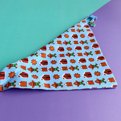 Detalle del estampado de la pañoleta para perro Dulce Navidad