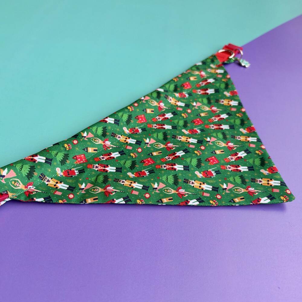 Detalle del estampado de la pañoleta para perro Cascanueces