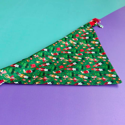 Detalle del estampado de la pañoleta para perro Cascanueces