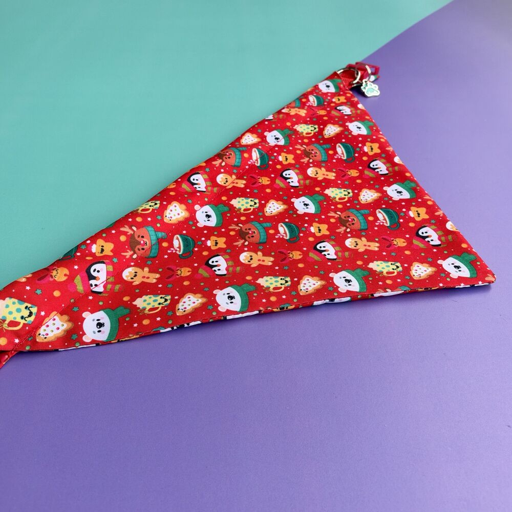 Detalle del estampado de la pañoleta para perros Magia Polar Roja