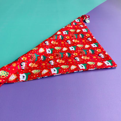 Detalle del estampado de la pañoleta para perros Magia Polar Roja