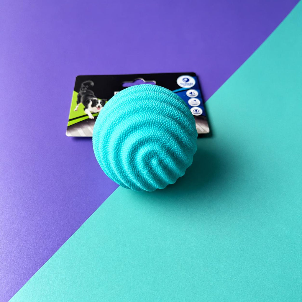 Pelota maciza aguamarina para perros con textura de ondas